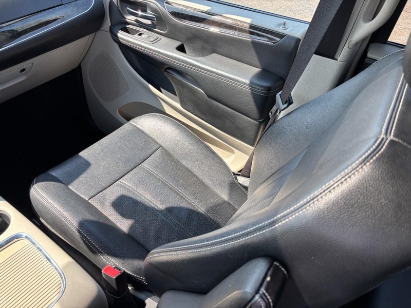 Chrysler Town & Country Vehicle Full-screen Gallery Image 15