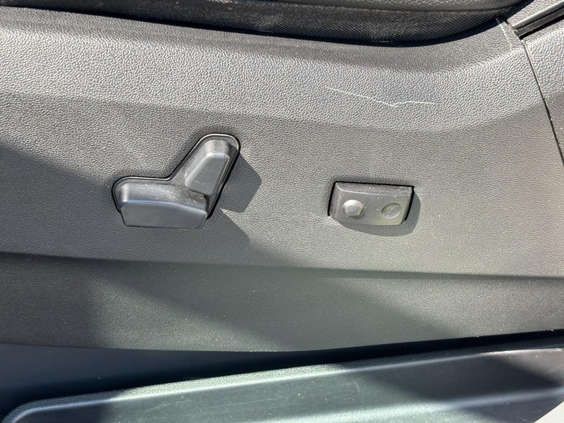 Chrysler Town & Country Vehicle Full-screen Gallery Image 16