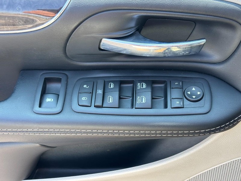 Chrysler Town & Country Vehicle Full-screen Gallery Image 17