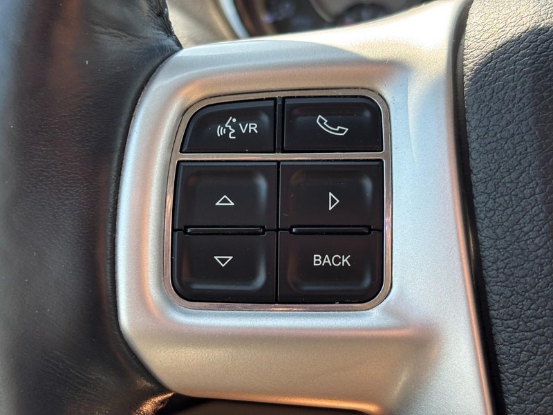 Chrysler Town & Country Vehicle Full-screen Gallery Image 18