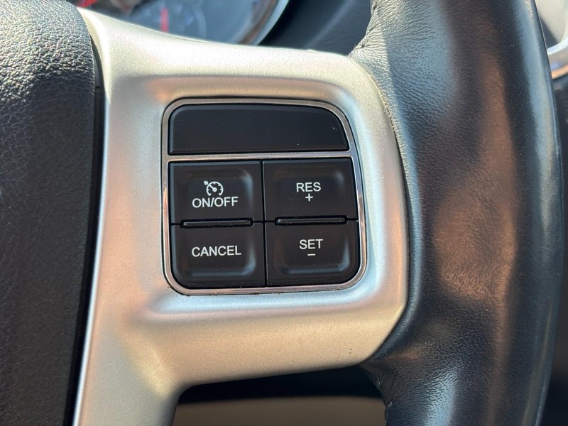 Chrysler Town & Country Vehicle Full-screen Gallery Image 19