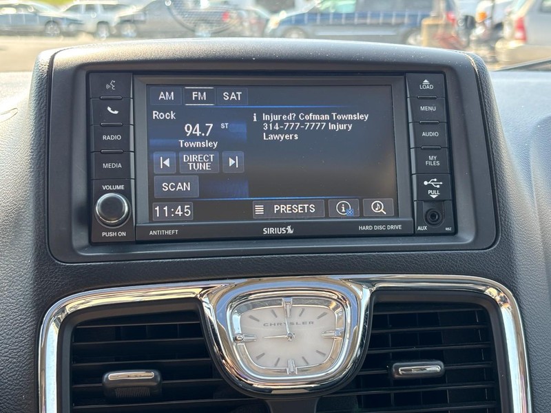 Chrysler Town & Country Vehicle Full-screen Gallery Image 21