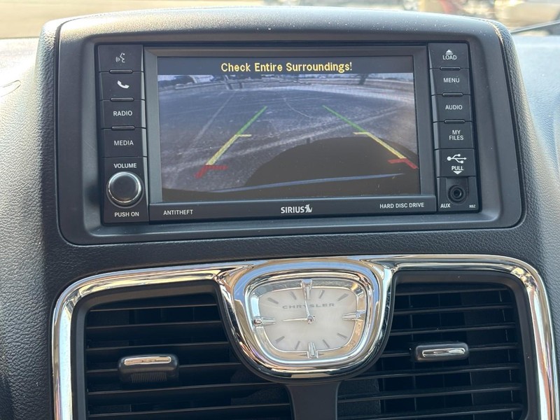 Chrysler Town & Country Vehicle Full-screen Gallery Image 22