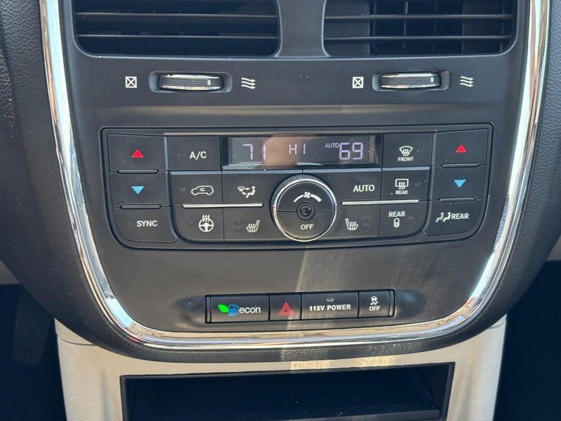 Chrysler Town & Country Vehicle Full-screen Gallery Image 23