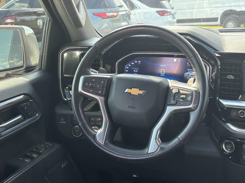 Chevrolet Silverado 1500 Vehicle Full-screen Gallery Image 12