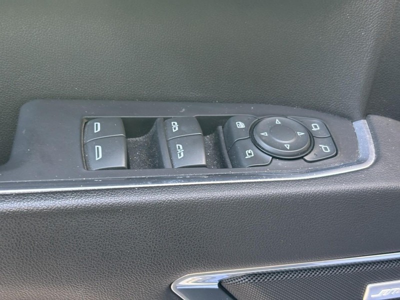 Chevrolet Silverado 1500 Vehicle Full-screen Gallery Image 16