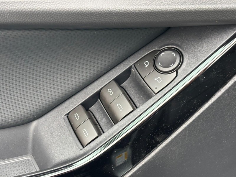 Chevrolet Equinox Vehicle Full-screen Gallery Image 11