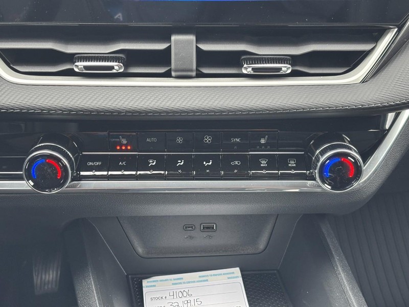 Chevrolet Equinox Vehicle Full-screen Gallery Image 18