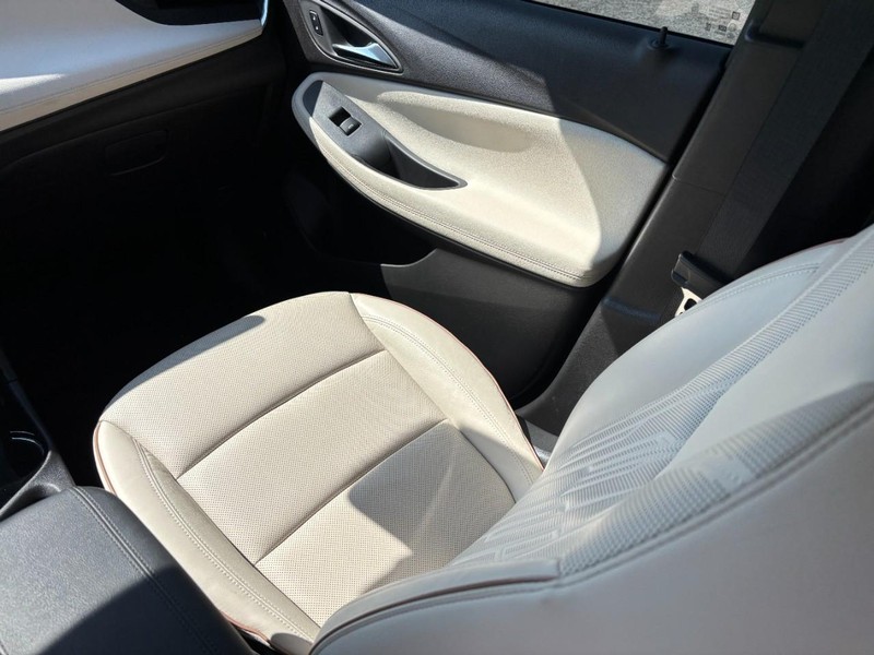 Buick Encore GX Vehicle Full-screen Gallery Image 14