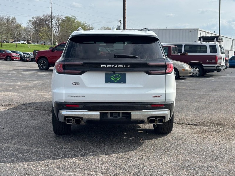 GMC Acadia Vehicle Full-screen Gallery Image 04