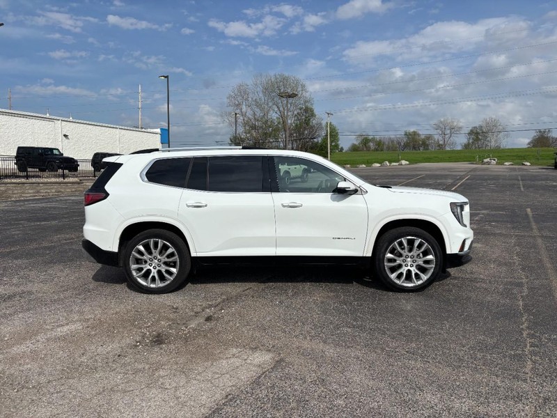 GMC Acadia Vehicle Full-screen Gallery Image 06