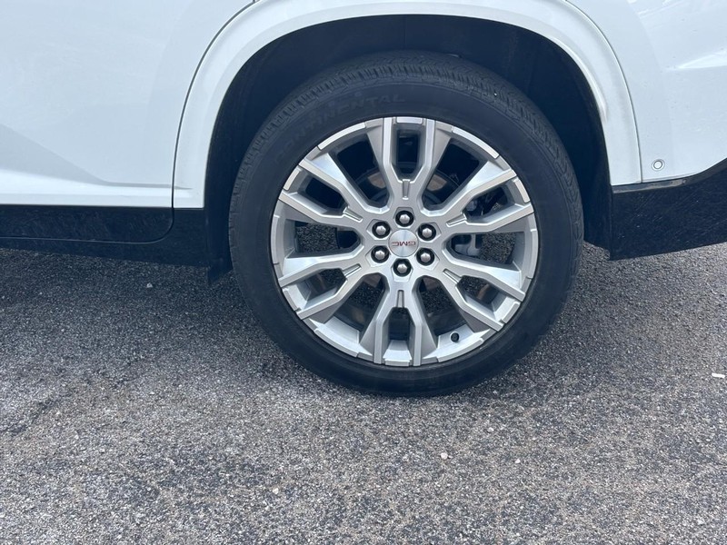 GMC Acadia Vehicle Full-screen Gallery Image 09