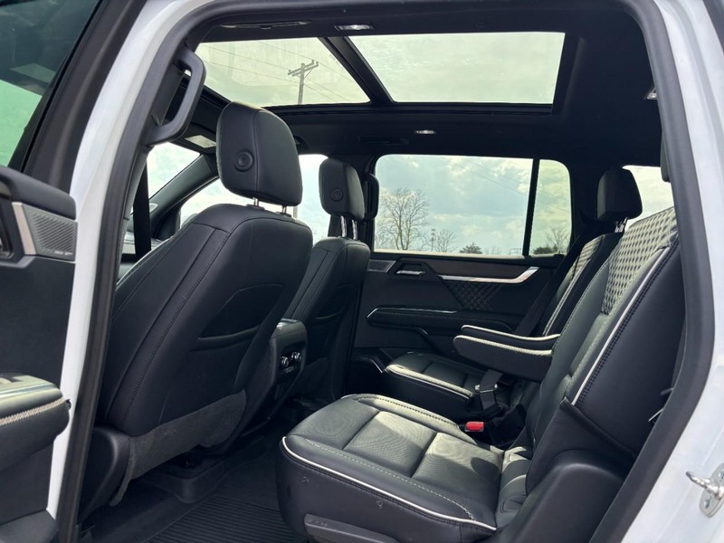 GMC Acadia Vehicle Full-screen Gallery Image 11