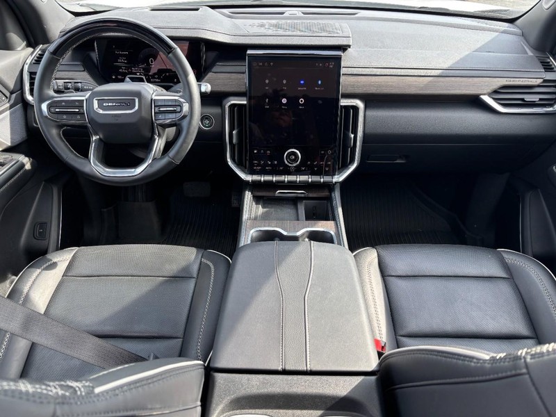 GMC Acadia Vehicle Full-screen Gallery Image 12