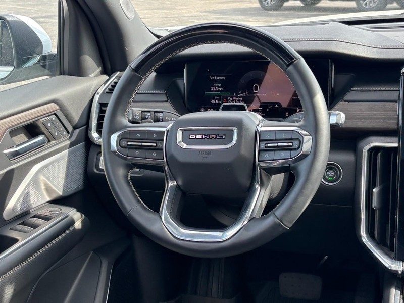 GMC Acadia Vehicle Full-screen Gallery Image 13