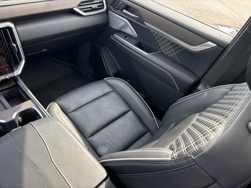 GMC Acadia Vehicle Full-screen Gallery Image 15