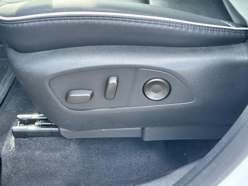 GMC Acadia Vehicle Full-screen Gallery Image 16