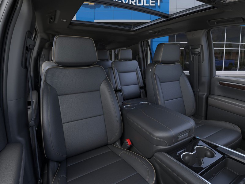 Chevrolet Suburban Vehicle Full-screen Gallery Image 16