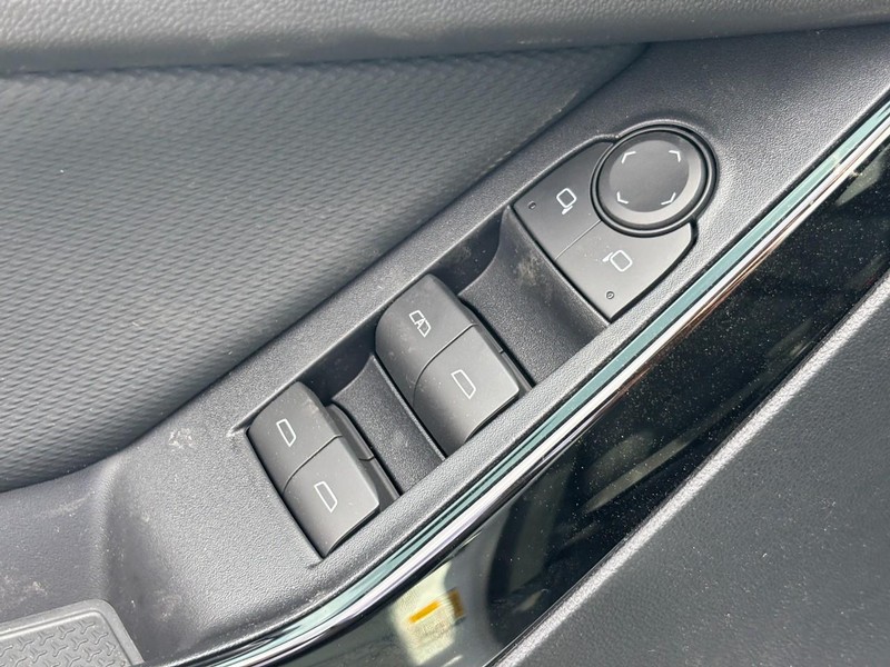 Chevrolet Equinox Vehicle Full-screen Gallery Image 11