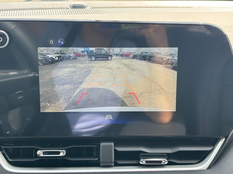 Chevrolet Equinox Vehicle Full-screen Gallery Image 17