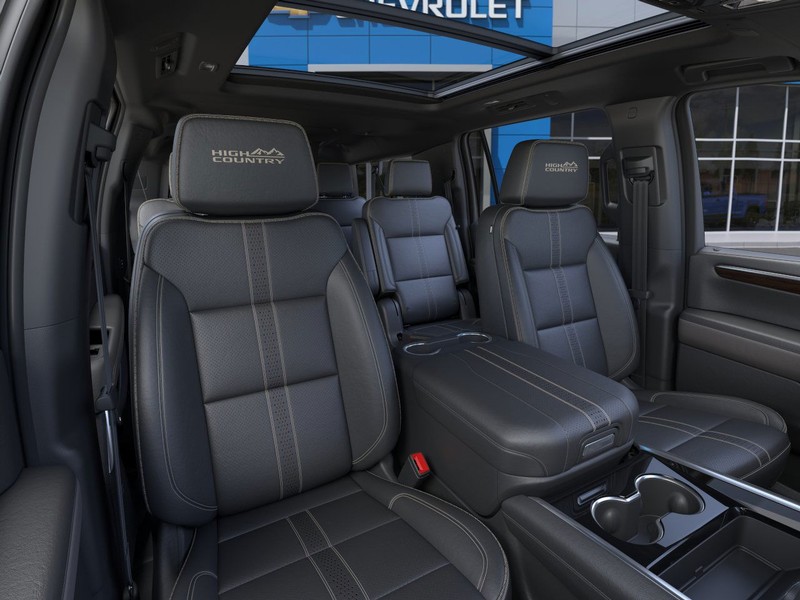 Chevrolet Suburban Vehicle Full-screen Gallery Image 16