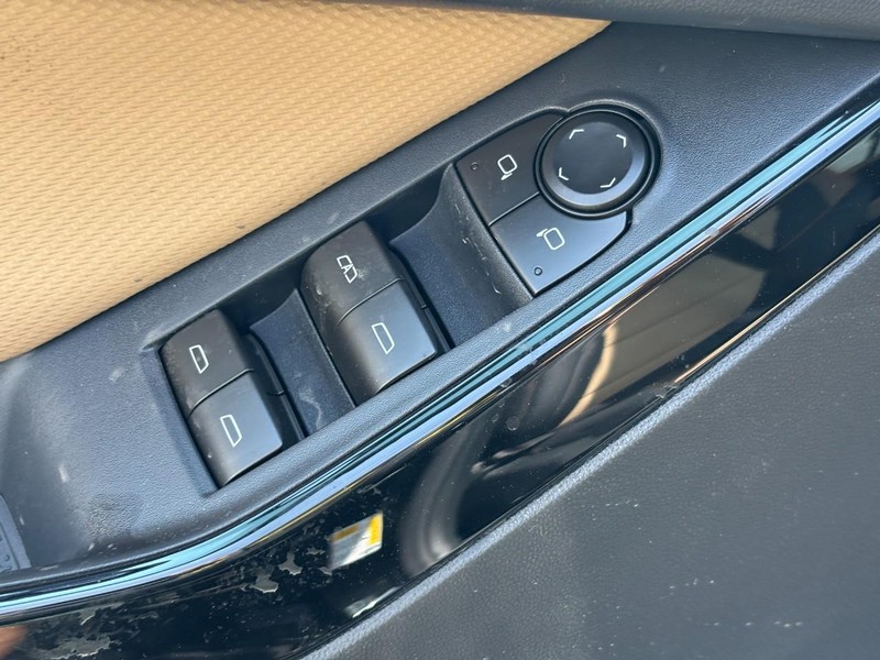 Chevrolet Equinox Vehicle Full-screen Gallery Image 11