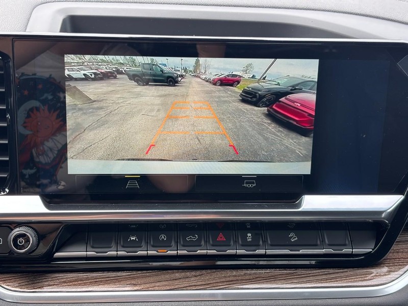 Chevrolet Silverado 1500 Vehicle Full-screen Gallery Image 16