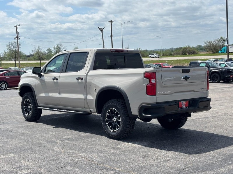 Chevrolet Silverado 1500 Vehicle Full-screen Gallery Image 3