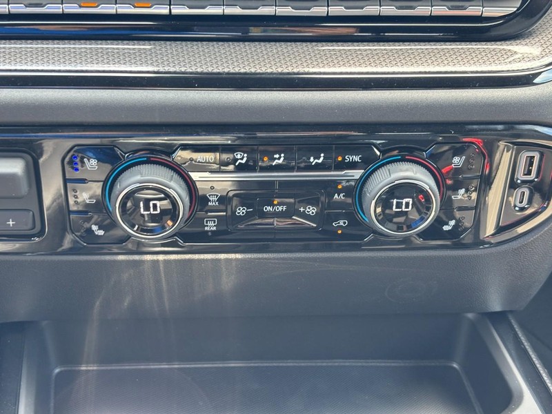 Chevrolet Silverado 1500 Vehicle Full-screen Gallery Image 18