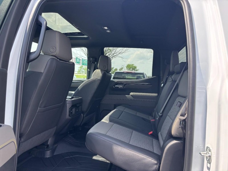 Chevrolet Silverado 1500 Vehicle Full-screen Gallery Image 5