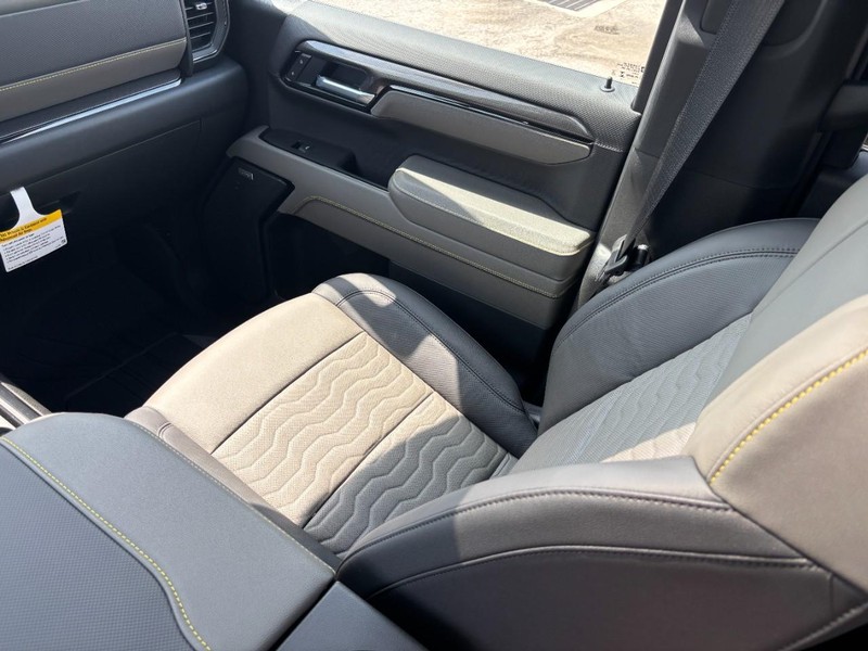 Chevrolet Silverado 1500 Vehicle Full-screen Gallery Image 9