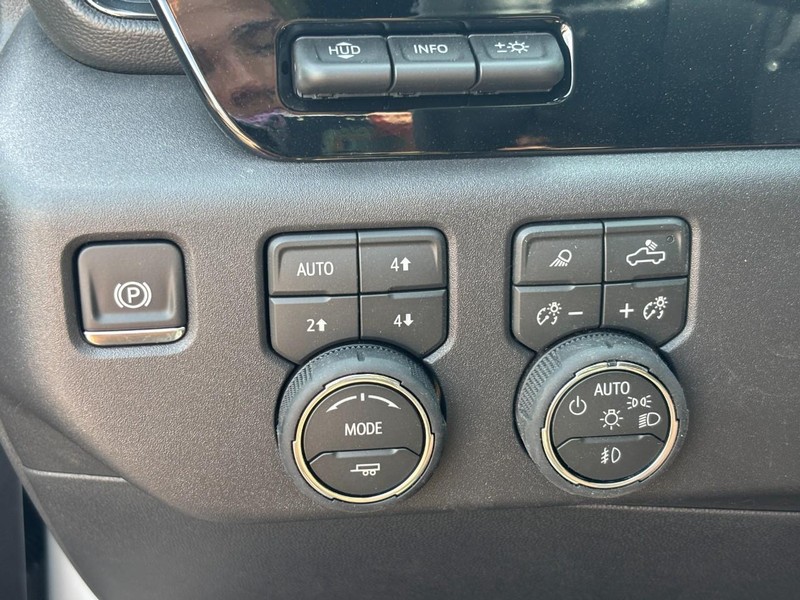 Chevrolet Silverado 1500 Vehicle Full-screen Gallery Image 12