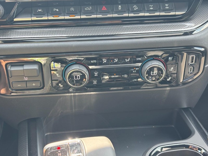 Chevrolet Silverado 1500 Vehicle Full-screen Gallery Image 18