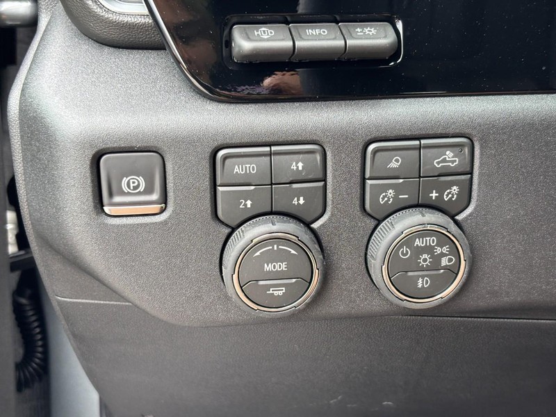 Chevrolet Silverado 1500 Vehicle Full-screen Gallery Image 12