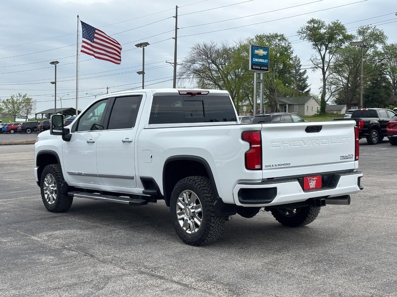 Chevrolet Silverado 2500HD Vehicle Full-screen Gallery Image 3