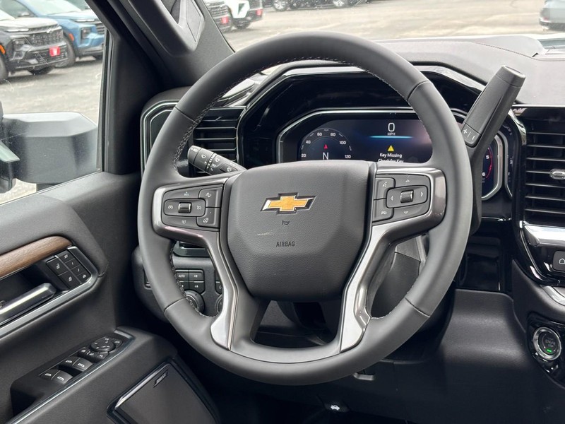 Chevrolet Silverado 2500HD Vehicle Full-screen Gallery Image 7