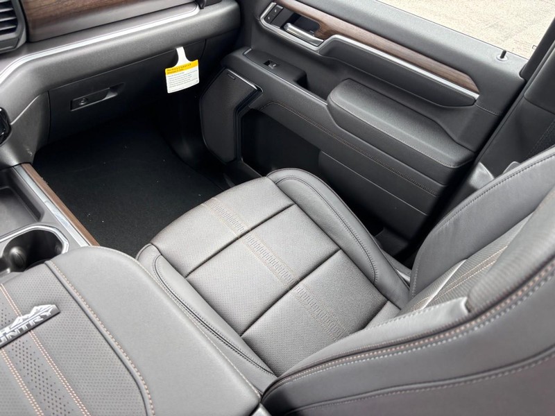 Chevrolet Silverado 2500HD Vehicle Full-screen Gallery Image 9