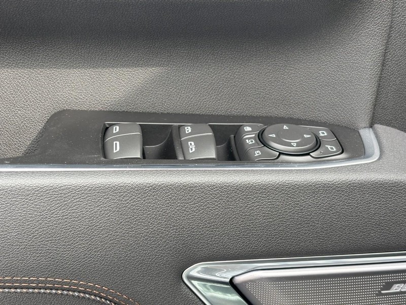 Chevrolet Silverado 2500HD Vehicle Full-screen Gallery Image 11