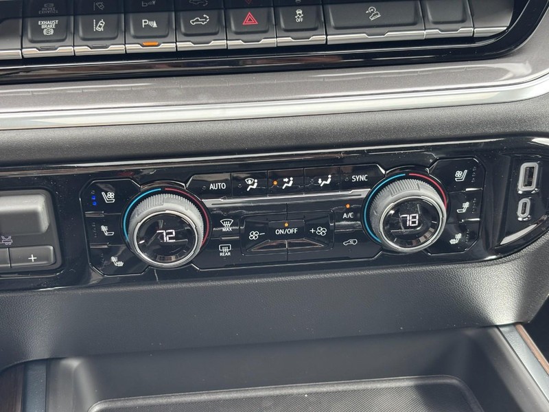 Chevrolet Silverado 2500HD Vehicle Full-screen Gallery Image 17