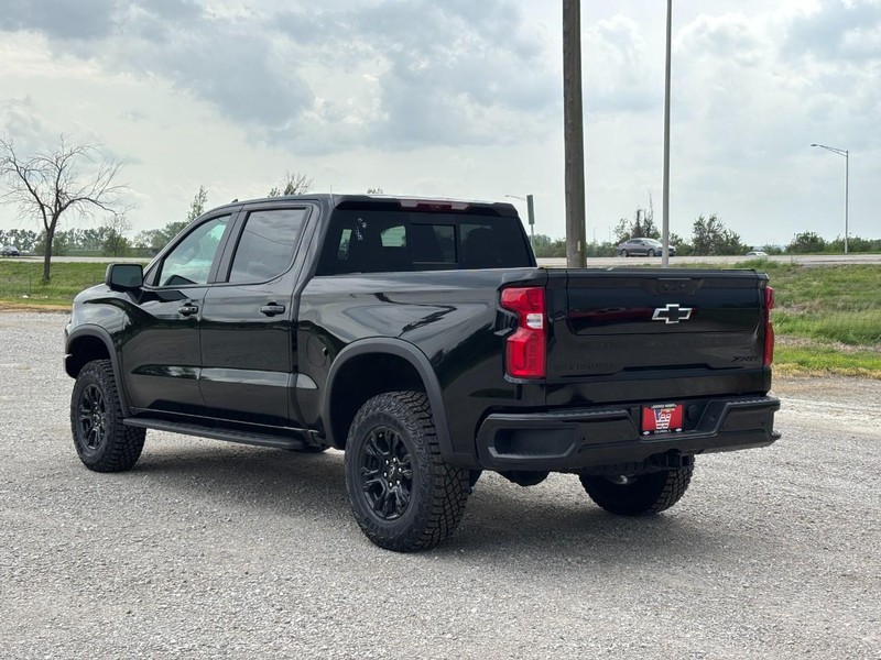 Chevrolet Silverado 1500 Vehicle Full-screen Gallery Image 3