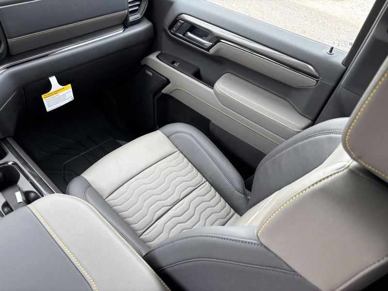 Chevrolet Silverado 1500 Vehicle Full-screen Gallery Image 9