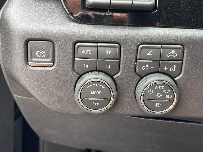 Chevrolet Silverado 1500 Vehicle Full-screen Gallery Image 12