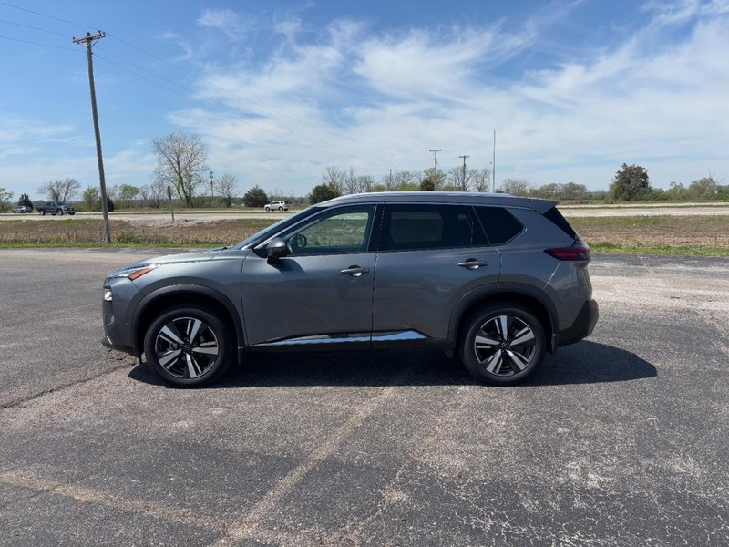Nissan Rogue Vehicle Full-screen Gallery Image 2