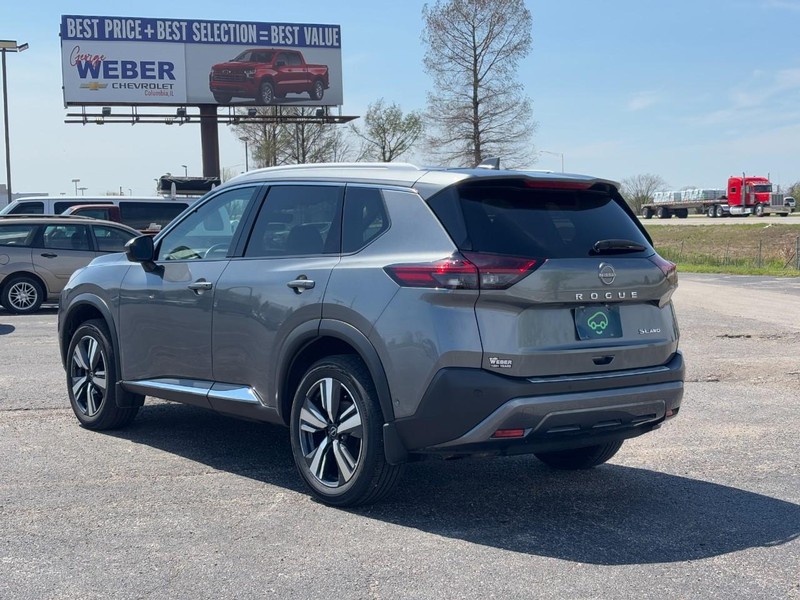 Nissan Rogue Vehicle Full-screen Gallery Image 3