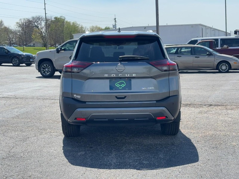Nissan Rogue Vehicle Full-screen Gallery Image 4