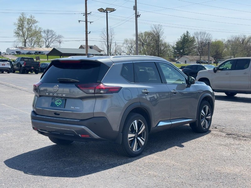 Nissan Rogue Vehicle Full-screen Gallery Image 5
