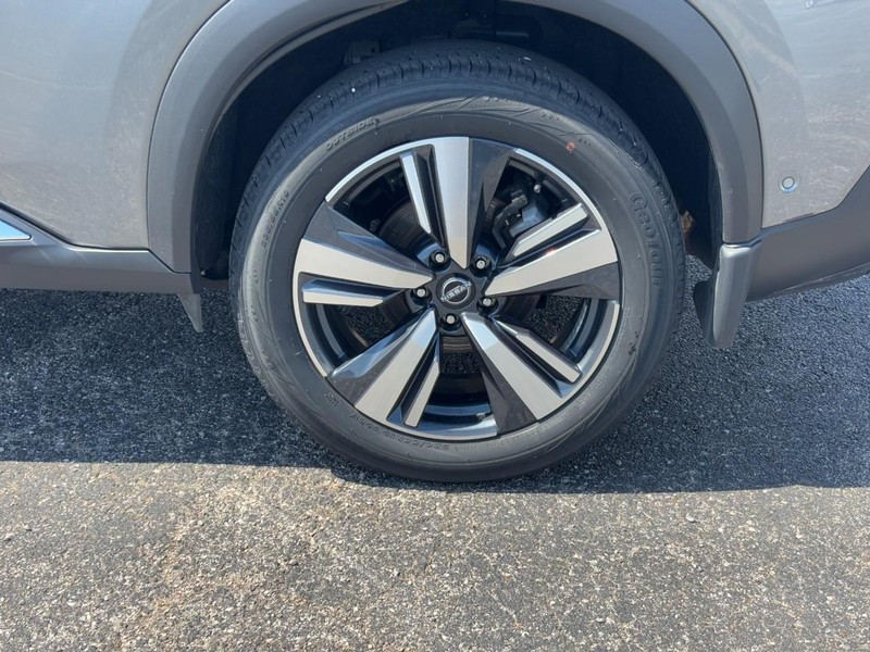Nissan Rogue Vehicle Full-screen Gallery Image 9