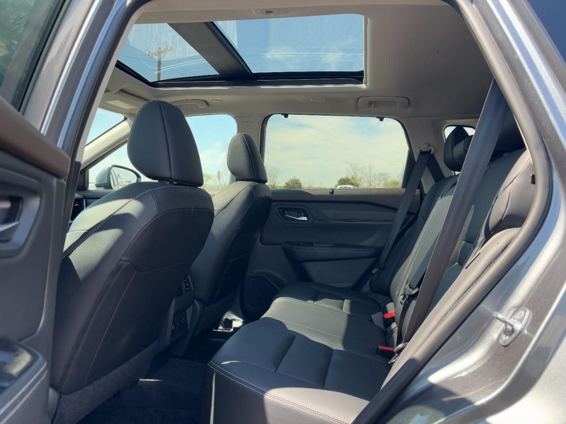 Nissan Rogue Vehicle Full-screen Gallery Image 10