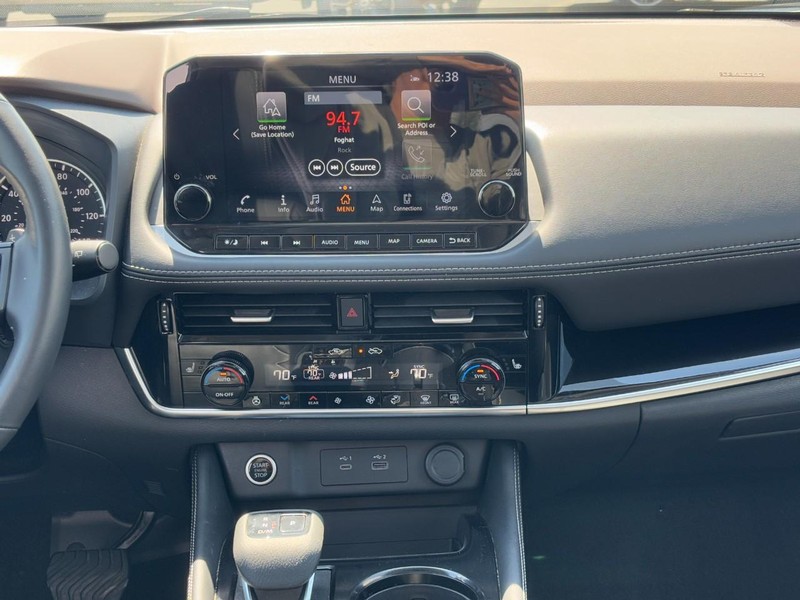 Nissan Rogue Vehicle Full-screen Gallery Image 13