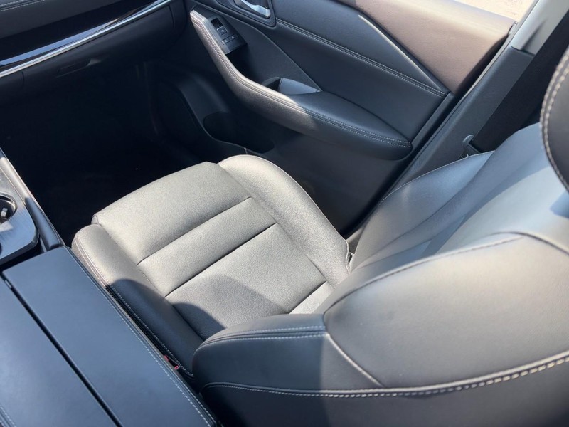 Nissan Rogue Vehicle Full-screen Gallery Image 14